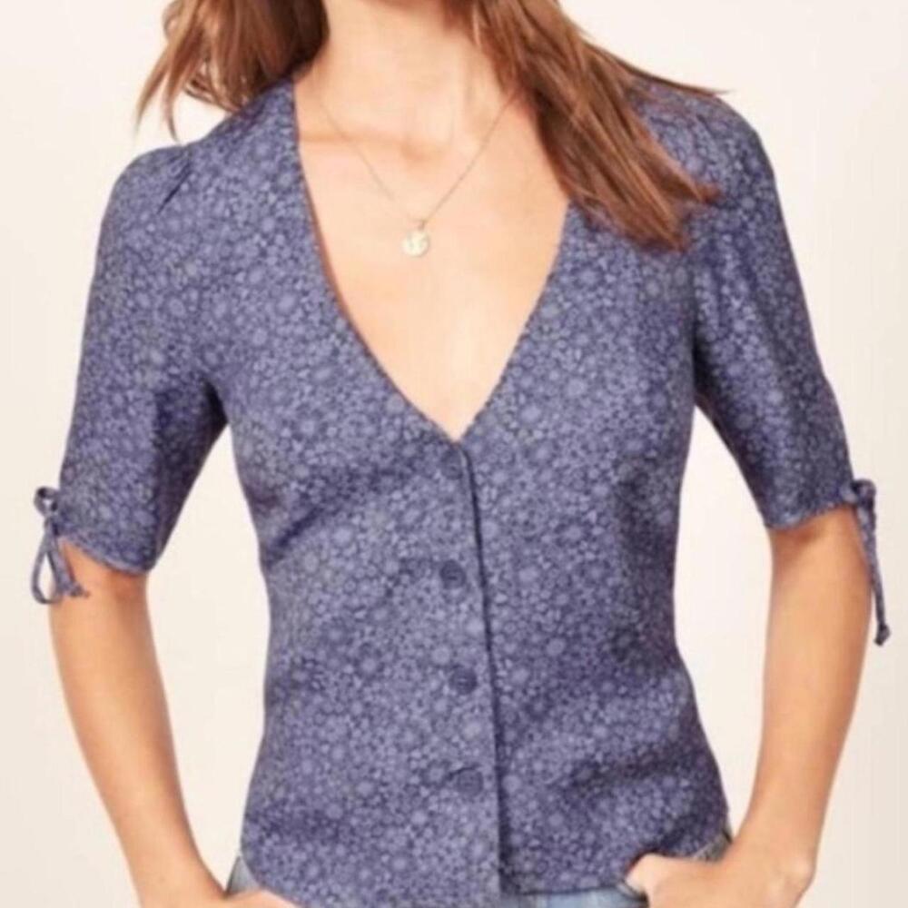 Reformation Hildy purple floral button-up short sleeve blouse tie sleeves.